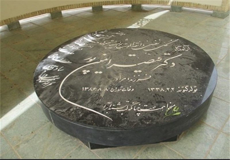 انتقادها به سنگ مزار قیصر: 18 سال است که کاری نمی‌کنند! 